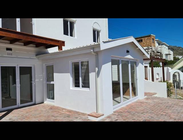 2 BEDROOM PROPERTY TO RENT IN FISH HOEK